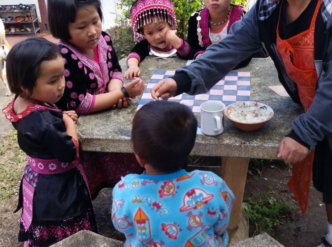 Hmong Kids in traditioneller Kleidung